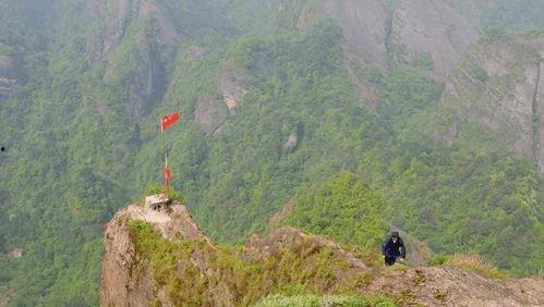 国产蜘蛛侠爬悬崖视频,惊险瞬间引网友热议